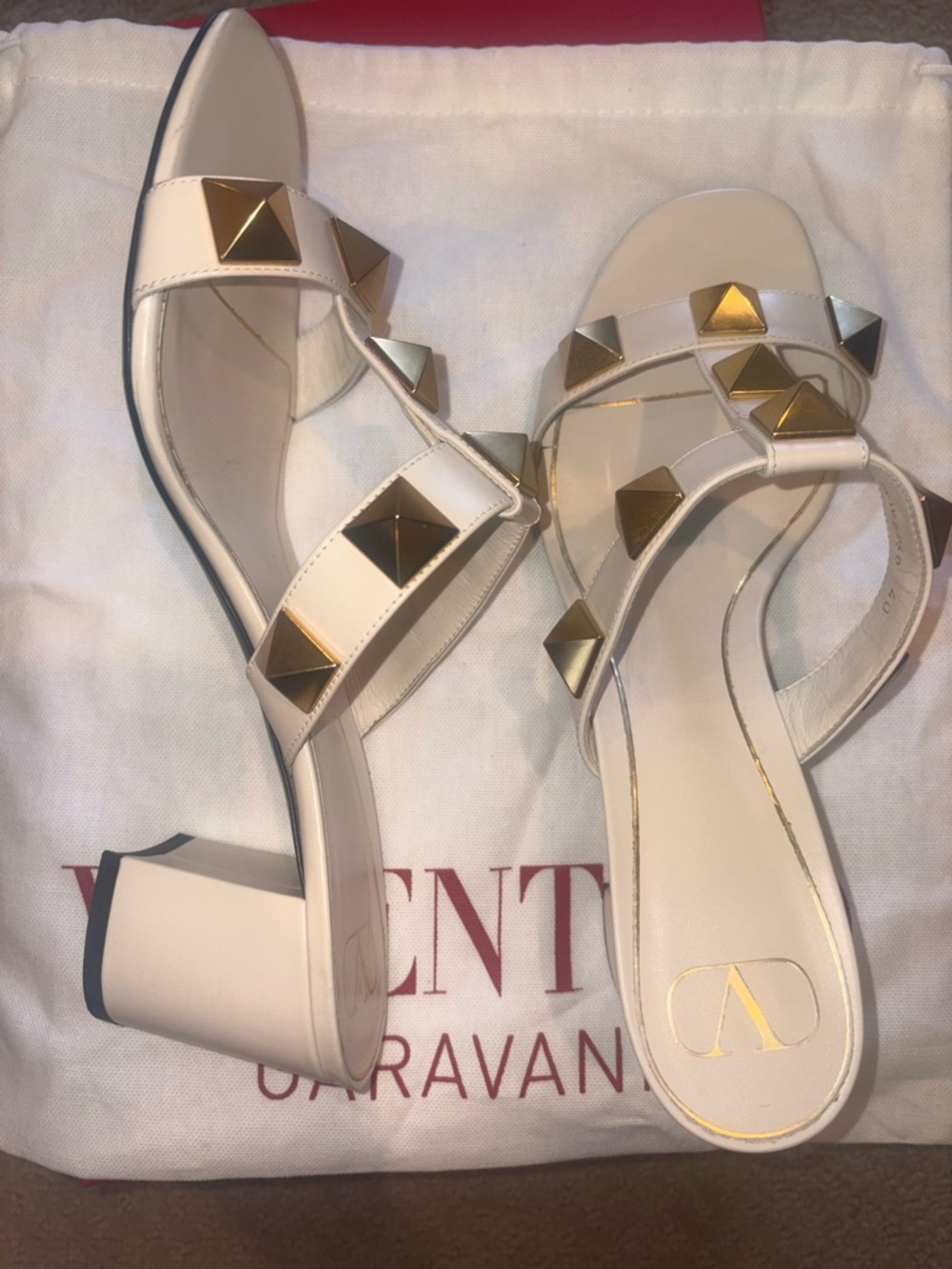 Valentino Garavani White Pyramid-Stud Leather Slide Sandals - Picture 5 of 5